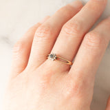 Anello a margherita in oro giallo 9K con zaffiro (0.08ct ca.) e diamanti (0.06ctw ca.), anni ‘70/‘80