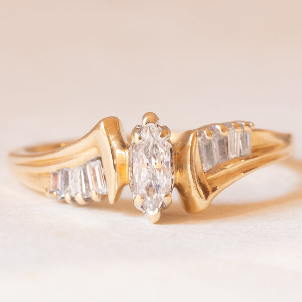 Anello vintage in oro giallo e bianco 14K con diamante centrale di taglio marquise (0.25ct ca.) e diamanti laterali di taglio tapered, anni ‘70/‘80