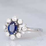 Anello ballerina vintage in oro bianco 18K con zaffiro (1.30ct ca.) e diamanti di taglio brillante e di taglio baguette (1ctw ca.), anni ‘70/‘80