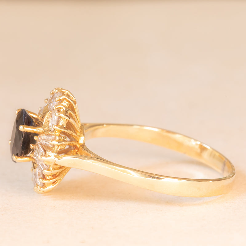 Anello ballerina vintage in oro giallo 14K con zaffiro (1ct ca.) e diamanti di taglio brillante e di taglio tapered (0.65ctw ca.), anni ‘80