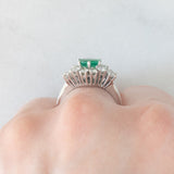 Anello vintage in oro bianco 18K con smeraldo (0.68ct ca.) e diamanti di taglio brillante (0.89ctw ca.), anni ‘70