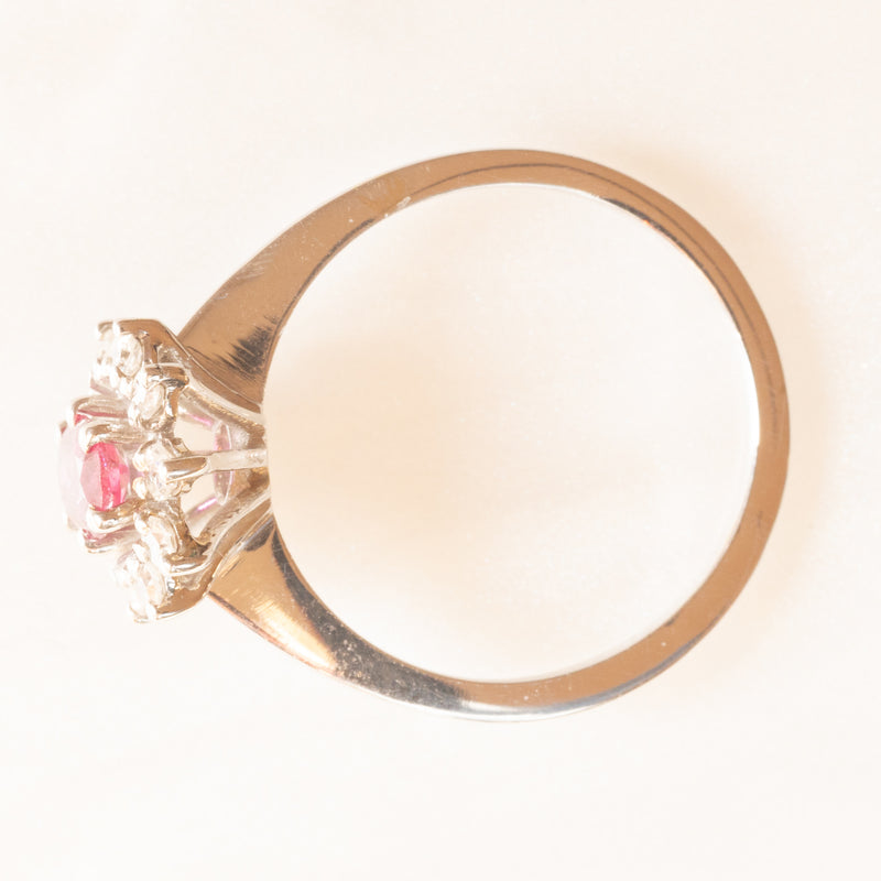 Anello a margherita vintage francese in oro bianco 18K con rubino (0.45ct ca.) e diamanti (0.16ctw ca.), anni ‘70/‘80