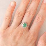 Anello a margherita moderno in oro bianco 9K con smeraldo (1ctw ca.) e diamanti (0.36ctw ca.)