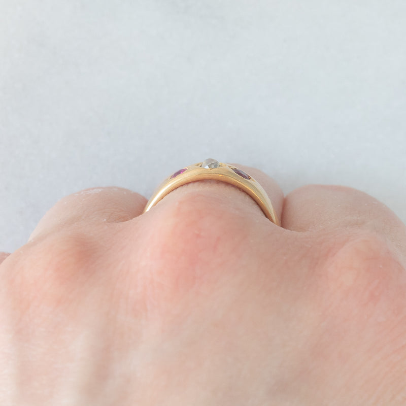 Trilogy gypsy vintage in oro giallo 14K con diamante (0.16ct ca.) e rubini (0.16ctw ca.), anni ‘40/‘50