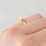 Trilogie vintage en or jaune 18 carats avec rubis (environ 0.14 ct) et perle blanche, années 60/70