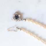 Collar vintage con collar de perlas blancas y adornos de oro blanco de 18 y 14 quilates con diamantes (aprox. 1.20 quilates) y zafiro (aprox. 0.40 quilates), años 60