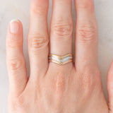 Anello “triplo” in tre ori (giallo, bianco e rosa) 8K con pietre bianche, anni ‘80