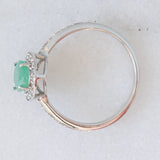 Anello a margherita moderno in oro bianco 9K con smeraldo (1ctw ca.) e diamanti (0.36ctw ca.)