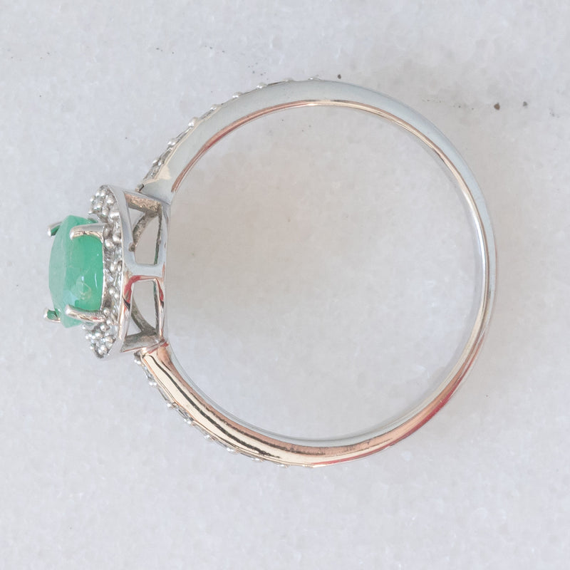 Anello a margherita moderno in oro bianco 9K con smeraldo (1ctw ca.) e diamanti (0.36ctw ca.)