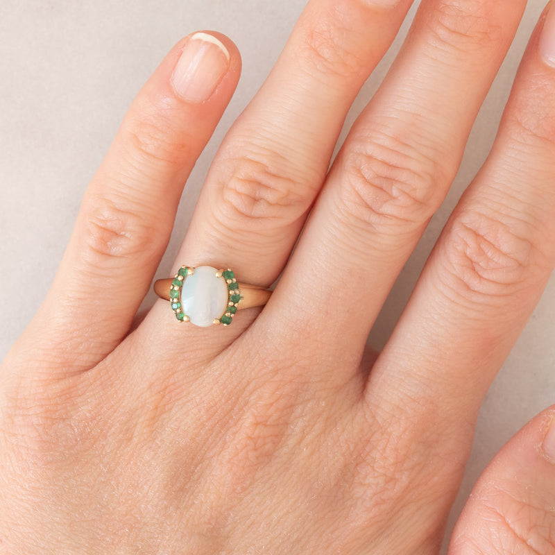 Anello vintage in oro giallo 8K con opale (0.90ct ca.) e smeraldi (0.10ctw ca.), anni ‘80