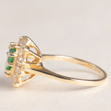 Bague marguerite en or jaune 14 carats avec émeraude (environ 0.70 ct) et diamants taille brillant (environ 0.80 ct), années 70