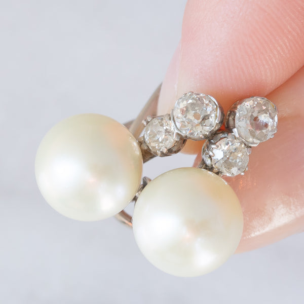 Orecchini vintage in oro bianco 18K con perle bianche e diamanti di taglio vecchia miniera (0.70ctw ca.), anni ‘40/‘50