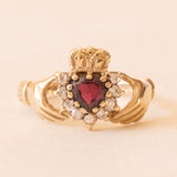 Claddagh-Ring aus 9-karätigem Gelbgold mit Zirkonia und herzförmigem Granat, 60er/70er Jahre