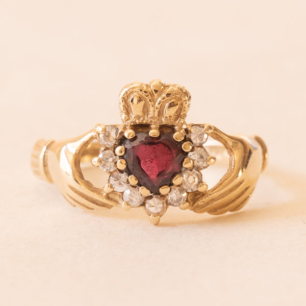 Anello Claddagh in oro giallo 9K con cubic zirconia e granato di taglio a cuore, anni ‘60/‘70