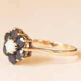 Bague fleur vintage en or jaune 9 carats avec saphirs (environ 0.80 ct) et opale (environ 0.15 ct), années 80