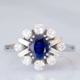 Anello ballerina vintage in oro bianco 18K con zaffiro (1.30ct ca.) e diamanti di taglio brillante e di taglio baguette (1ctw ca.), anni ‘70/‘80