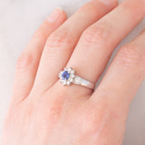 Anello a margherita vintage in platino con zaffiro (0.51ct) e diamanti (0.43ctw), anni ‘90