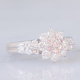 Anello a fiore in platino con diamanti fancy rosa (0.15ctw) e diamanti bianchi (0.86ctw), anni ‘90/anni ‘2000