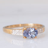Solitario moderno in oro giallo 9K con tanzanite (0.70ct ca.) e zirconi bianchi