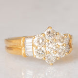*RISERVATO* SALDO Anello a margherita vintage in oro giallo 18K con diamanti di taglio brillante e di taglio baguette (1ctw ca.), anni ‘70