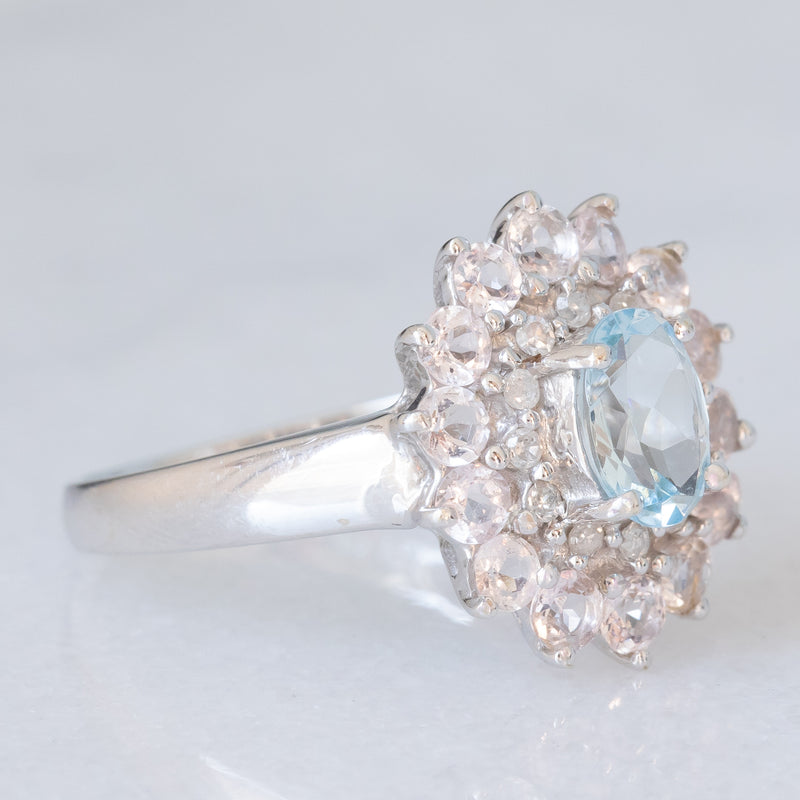 Anello a margherita moderno in oro bianco 9K con acquamarina (0.60ct ca.), diamanti (0.12ctw ca.) e morganiti (0.84ctw ca.), anni ‘2000