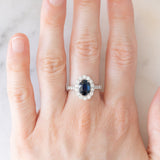 Anello a margherita vintage in platino con zaffiro (1.40ct) e diamanti di taglio brillante (0.94ctw), anni ‘80/‘90