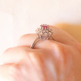 Vintage-Gänseblümchenring aus 18-karätigem Weißgold mit Rubinen (ca. 1 ct) und Diamanten im Brillantschliff (ca. 0.65 ctw), 70er Jahre