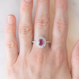 Anello a margherita moderno in platino con rubino (1.51ct) e diamanti (0.72ctw), anni ‘2000
