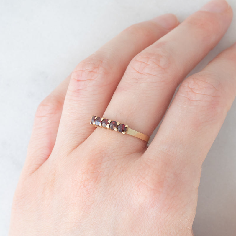 Veretta vintage in oro giallo 9K con granati (0.50ctw ca.), anni ‘70