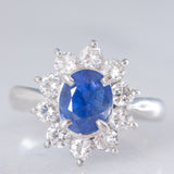 Anello a margherita in platino con zaffiro (1.66ct ca.) e diamanti di taglio brillante (0.88ctw ca.), anni ‘90