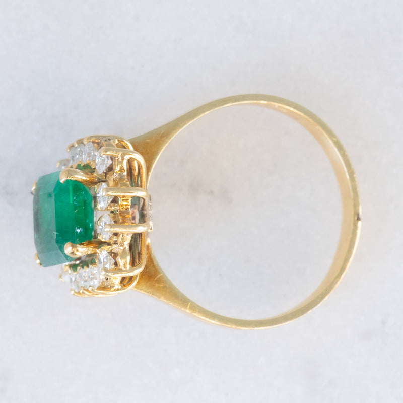 Anello a margherita vintage in oro giallo 18K con smeraldo (1.50ct ca.) e diamanti di taglio brillante (0.56ctw ca.), anni )70/‘80