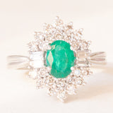 Ballerina-Ring aus 18K Weißgold mit Smaragd (ca. 0.70 ct) und Diamanten im Brillant- und Baguetteschliff (ca. 0.82 ctw), 60er/70er Jahre