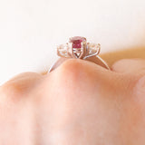 Vintage-Trilogie aus 18 Karat Weißgold mit Rubin (ca. 1 ct) und Diamanten im Brillantschliff (ca. 0.42 ctw)