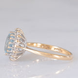 Anello a margherita vintage in oro giallo e bianco 9K con topazio azzurro (1.60ct ca.) e diamanti (0.16ctw ca.), anni ‘80