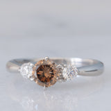 Trilogy vintage in platino con diamante centrale fancy brown (0.57ct) e diamanti laterali (0.20ctw)