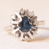 Vintage-Gänseblümchenring aus 14-karätigem Weißgold mit Saphir (ca. 0.70 ct) und Diamanten im Brillantschliff (ca. 0.20 ctw), 70er Jahre