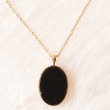 Vintage-Halskette mit Kette aus 9-karätigem Gelbgold und Anhänger aus 9-karätigem Gelbgold mit Triplett-Opal mit Rosenmuster und Dornen