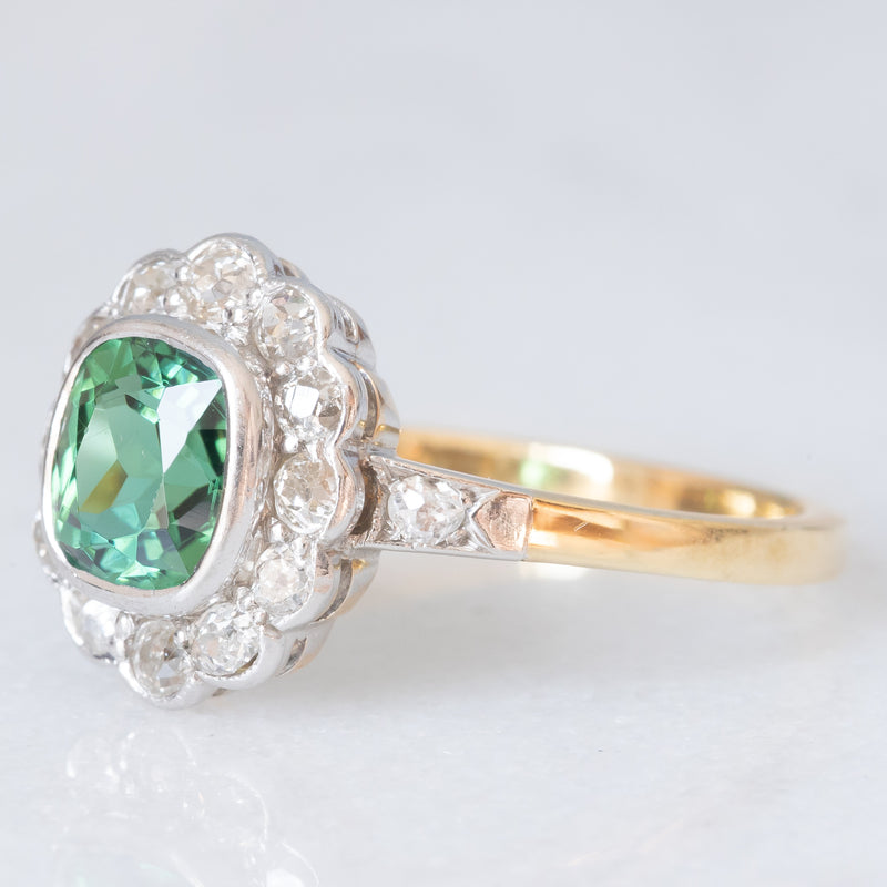 Anello a margherita antico in oro giallo 18K con tormalina verde (1ct ca.) e diamanti di taglio vecchia miniera (0.50ctw ca.), anni ‘20/‘30
