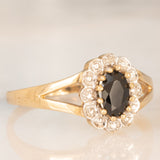 Anello a margherita in oro giallo 9K con zaffiro (0.60ct ca.) e diamanti (0.05ctw ca.), anni ‘70/‘80