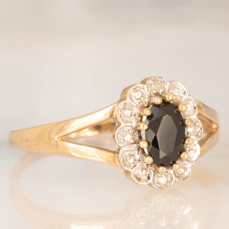 Anello a margherita in oro giallo 9K con zaffiro (0.60ct ca.) e diamanti (0.05ctw ca.), anni ‘70/‘80