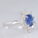Anello a margherita in platino con zaffiro (1.66ct ca.) e diamanti di taglio brillante (0.88ctw ca.), anni ‘90