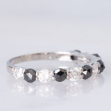 Mezzo eternity in platino con diamanti bianchi e neri (1ctw), anni ‘2000