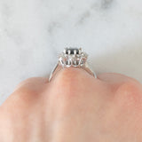 Gänseblümchenring aus 14 Karat Weißgold mit Saphir (ca. 1.50 ct) und Diamanten im Brillantschliff (ca. 0.60 ctw), 70er Jahre