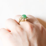 Vintage-Gänseblümchenring aus 18 Karat Gelbgold mit Smaragd im Cabochonschliff (ca. 2 Karat) und weißen Perlen, 50er Jahre