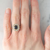 Anello a margherita vintage in oro 18K con zaffiro (1.10ct ca.) e diamanti di taglio brillante (0.50ctw ca.), anni ‘60