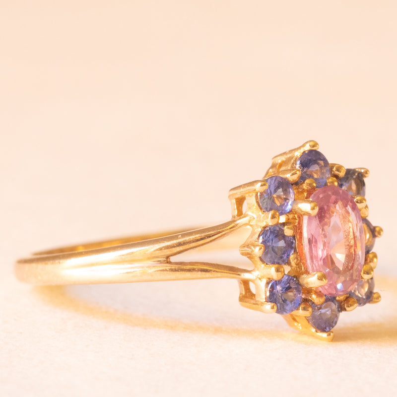 Anello a margherita in oro giallo 9K con zaffiro rosa sintetico (0.40ct ca.) e zaffiri blu sintetici (0.40ctw ca.), anno 2007