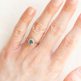 Anello a margherita vintage in oro giallo e bianco 9K con topazio azzurro (0.40ct ca.) e diamanti (0.12ctw ca.), anni ‘90