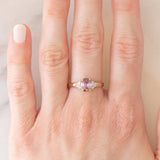 Trilogy in oro giallo 9K con zircone rosa (1.36ct ca.) e zaffiri bianchi