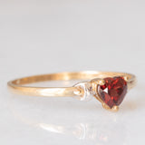 Solitario vintage in oro giallo 9K con granato di taglio a cuore (0.60ct ca.)