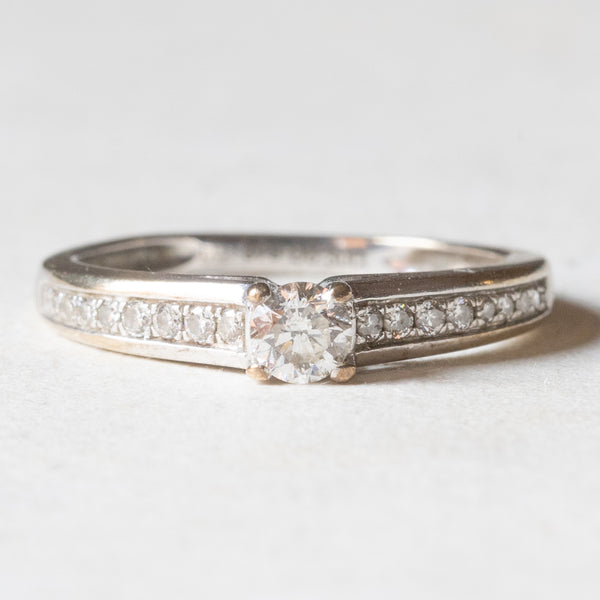 Anello vintage in oro bianco 9K con diamanti di taglio brillante (0.30ctw ca.), anni ‘70/‘80